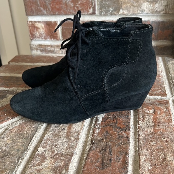 Nine West Shoes - Nine West black wedge booties
